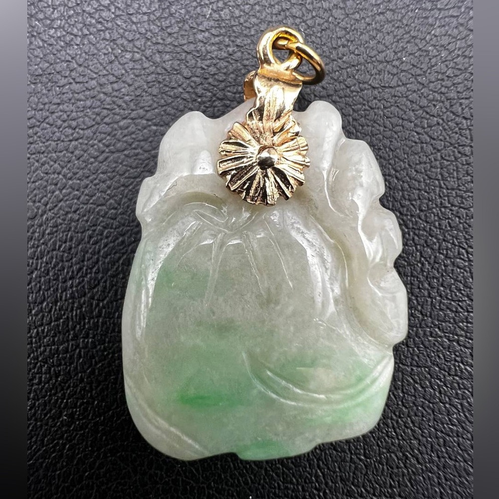 Incredible green jade pendant 6.1 grams with 18k gold pendant mount